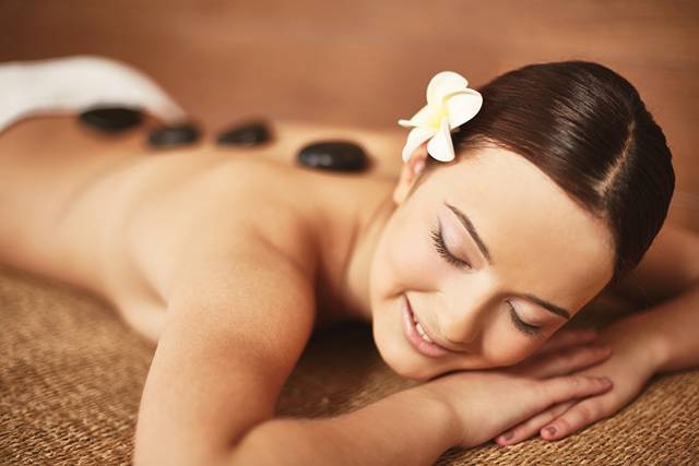 Massagem com Pedras Quentes